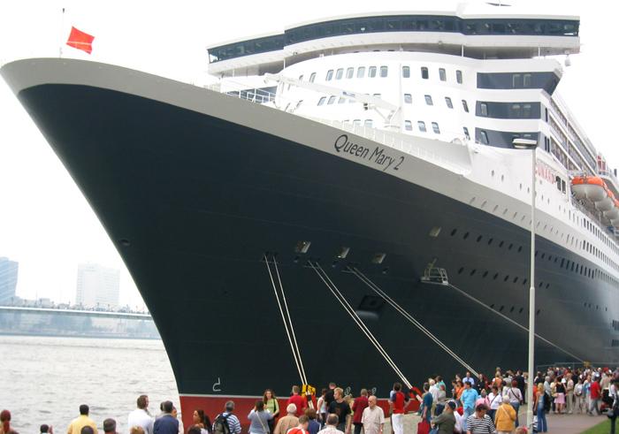21-07-2004 queen mary2 aan de kade holland america line