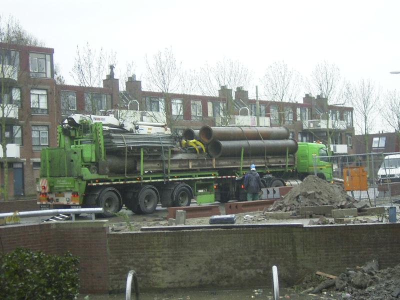 10-11-2004 een wagen volgeladen met materialen en de buizen van de oudewatering worden afgevoerd.