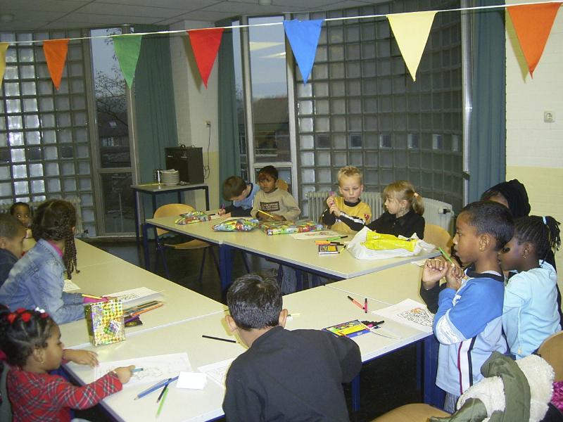 15-12-2004 gemaakt van kinderen in de focus die aan het knutselen zijn en aan het eten zijn.