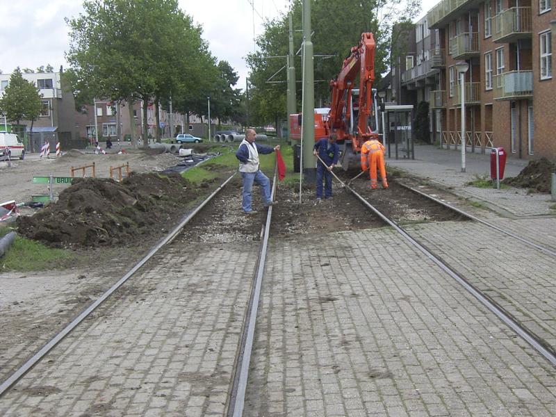 27-09-2004 hier zijn de grondwerkers bezig om de trambaan vrij te maken zodat later de tramrails er uit kan voor vervanging.