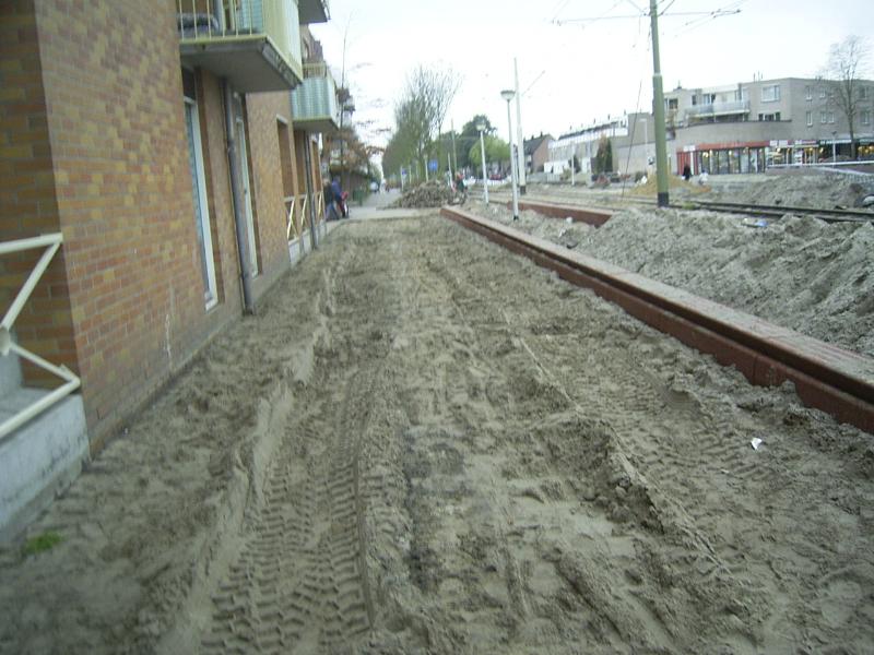 16-11-2004 de straatstenen op de rhijnauwensingel tegen over de tramhalte zijn weggehaald omdat er opnieuw bestraat gaat worden.
 
