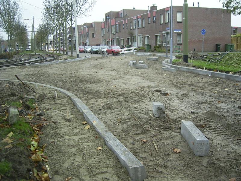 16-11-2004 de stoepbanden voor de noord/zuid verbinding zijn op de schinnenbaan/sandenburgbaan al gelegen .  
 
