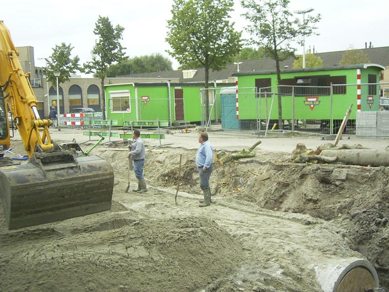 04-10-2004 zijn nu grond aan het uitvlakken boven op de riolering.