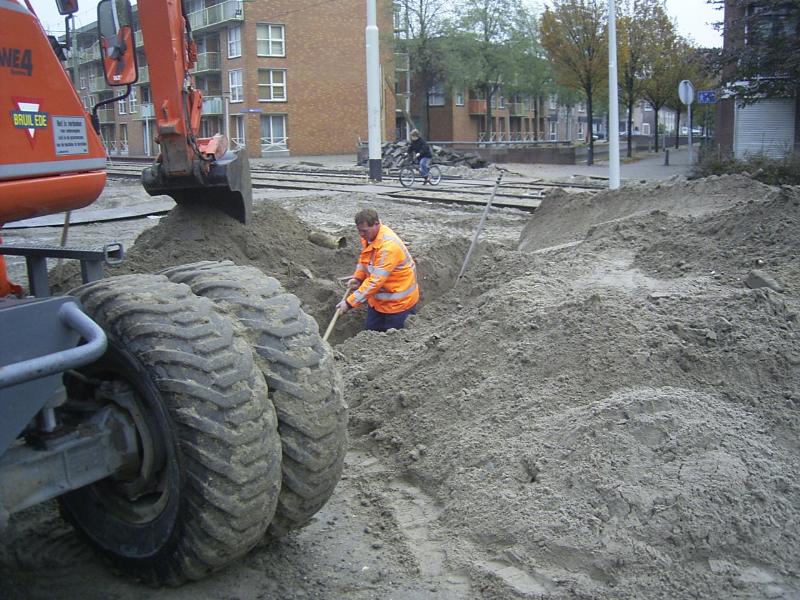 02-11-2004 de grondwerker is hier bezig om buizen te plaatsen voor water afvoer en kabels.