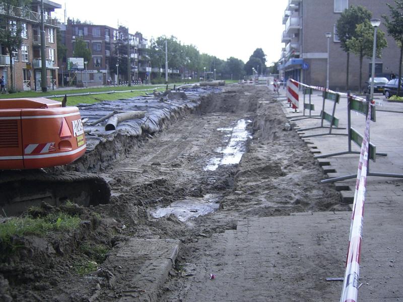 01-09-2004 het uigraven waar de riolering moet komen gaat nu heel hard.