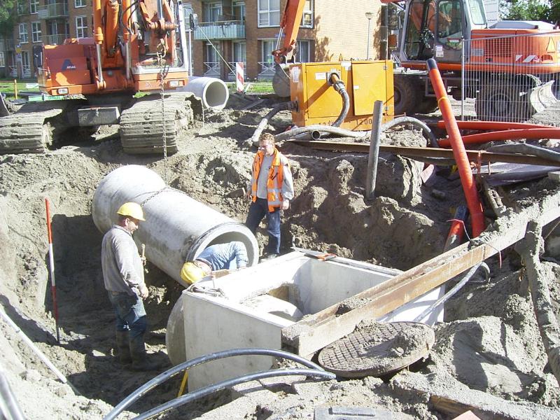 24-09-2004 de grondwerkers zijn bezig met een rioolpijp aan te sluiten. en de kraanmachinist kijk of alles goed gaat.(hahaha)