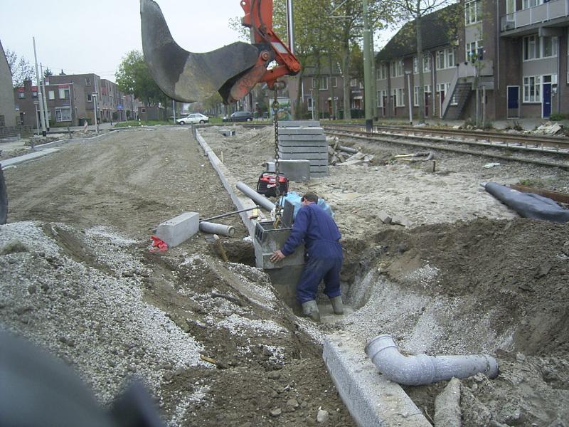 08-11-2004 hier is de grondwerker bezig een put te plaatsen.