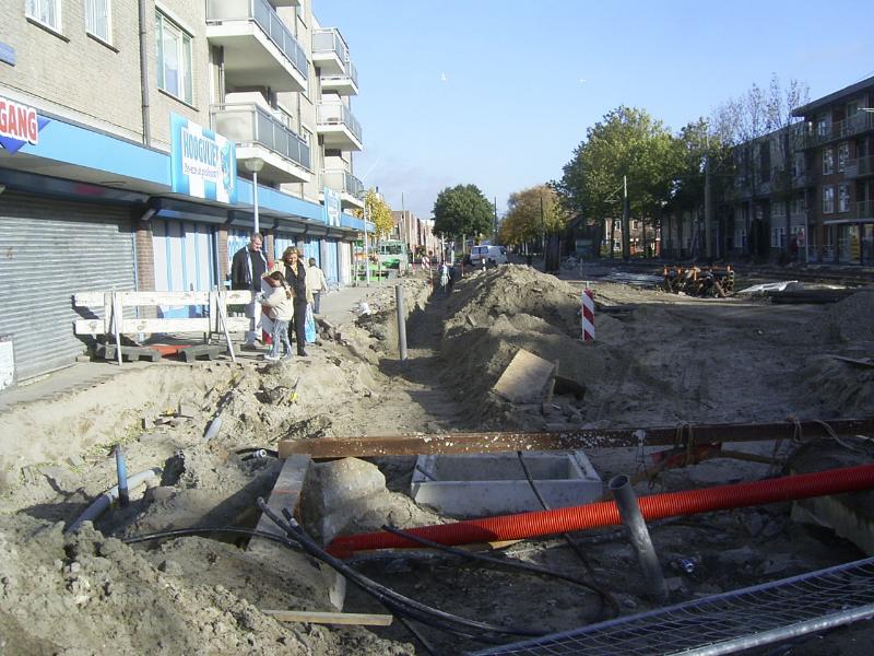 22-10-2004 zijn bij hoogvliet een geul aan het graven voor de kabels.