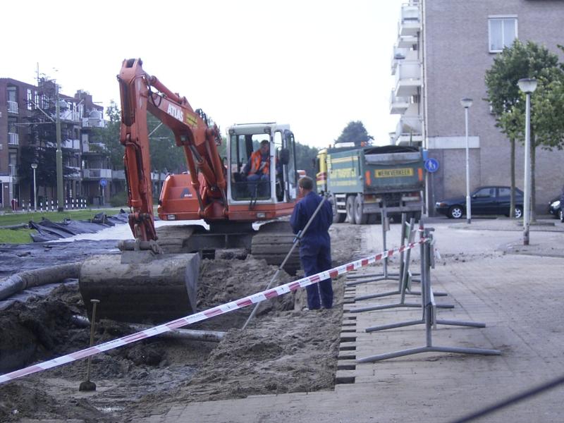 01-09-2004 het uitgraven van de aarde waar de riolering pijpen moeten komen.