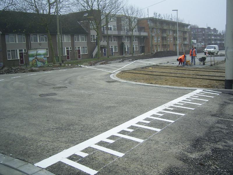 30-11-2004 de stratenmakers zijn het laatste stuk aan het bestraten. en de lijntrekkers zijn hier bezig om de om haaientanden en lijnen te maken op de noord/zuid verbinding rhijnauwensingel/sandenburgbaan/schinnenbaan.