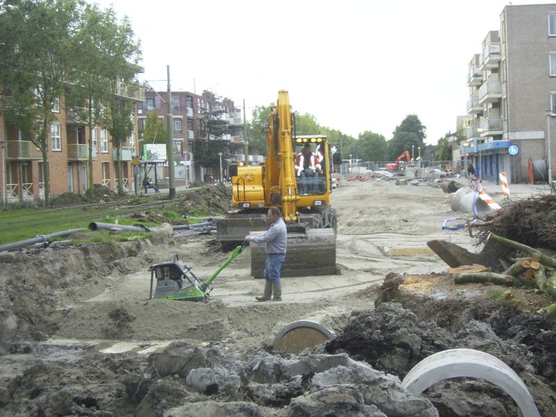 04-10-2004 de kraanmachinist en de grondwerker zijn nu bezig de grond aan het uitvlakken.