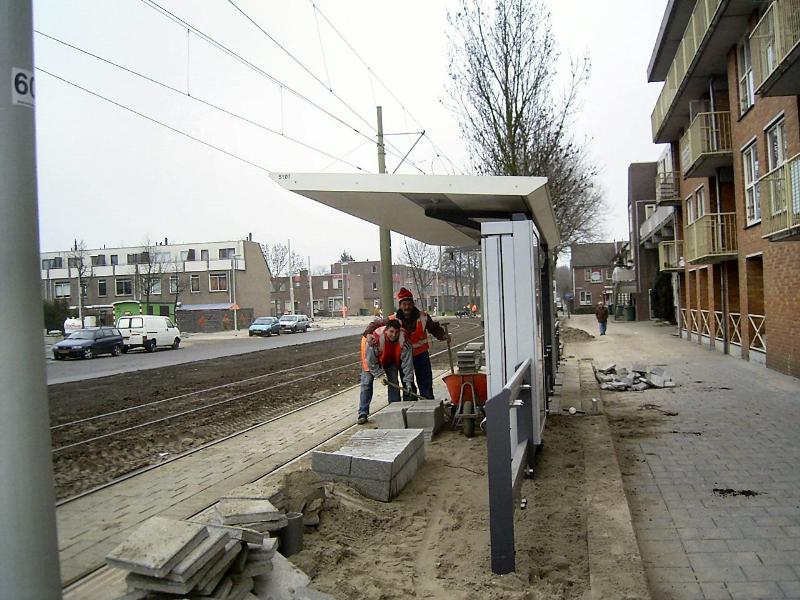 15-12-2004 de straatmakers zijn hier de tramhalte aan het bestraten.