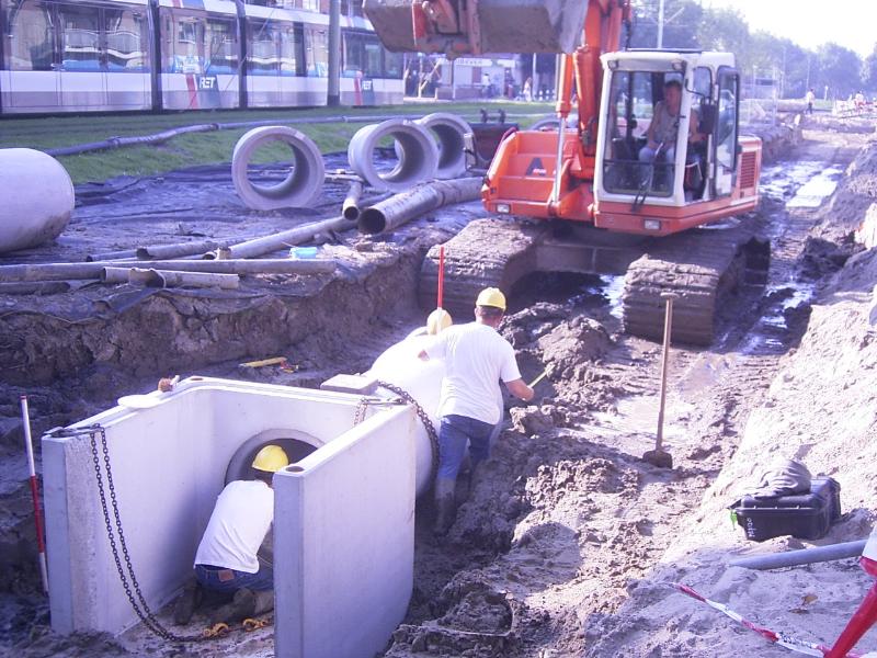 06-09-2004 het leggen van de rioleringpijpen is begonnen.voor de noord/zuid verbinding.