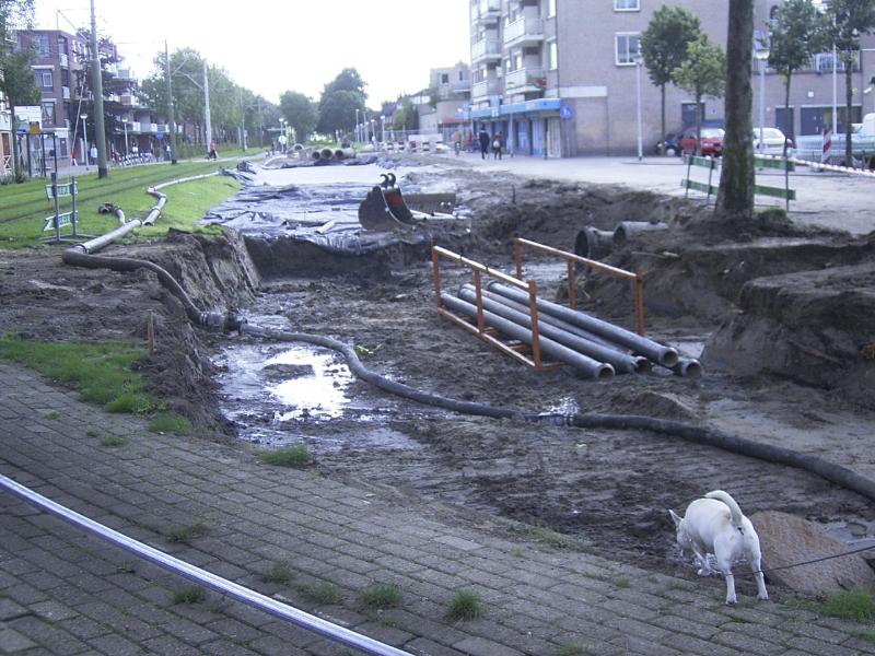 31-08-2004 aarde uitgegraven bij de trambaan voor aanleg noord/zuid