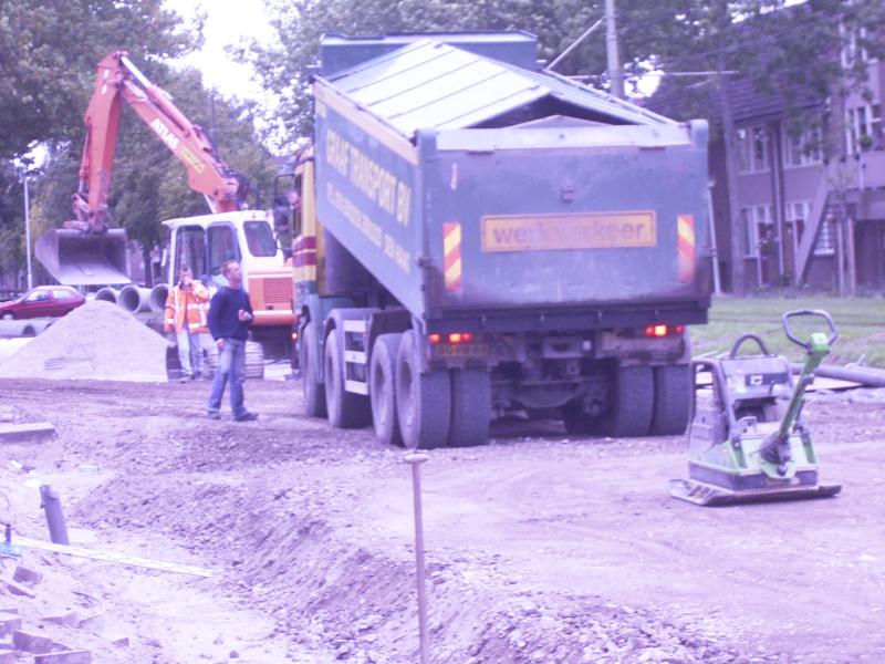13-09-2004 de vrachtwagen komt het puin brengen en later word het uitgevlakt en aan getrild met een trilmachine.op de puinlaag komt later het asvalt.