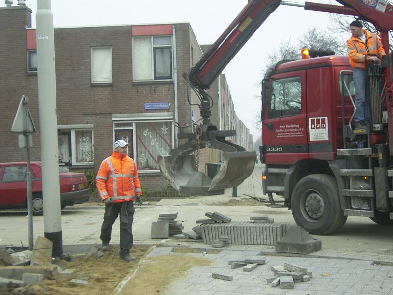 10-12-2004 zijn hier aan de schinnenbaan stenen aan het lossen voor het straatwerk.