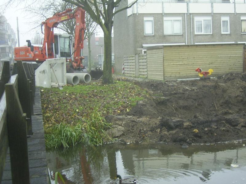 30-11-2004 zijn weer begonnen met het aan sluiten van het riool van de schinnenbaan naar de singel in het wijkpark.