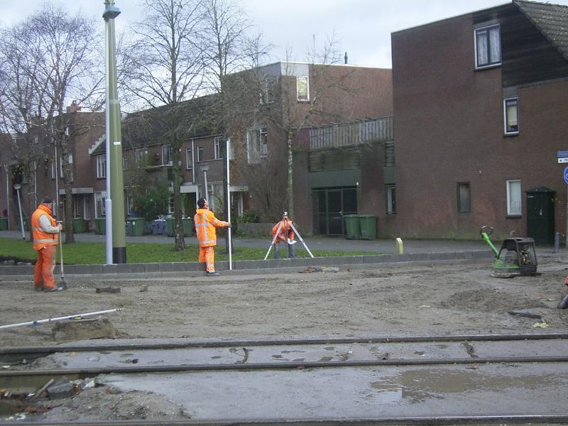 22-11-2004 het uitmeten en hoogte bepalen van de weg sandenburgbaan/schinnenbaan.