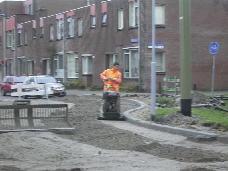 22-11-2004 het aantrillen met een trilplaat van de weg sandenburgbaan/schinnenbaan.