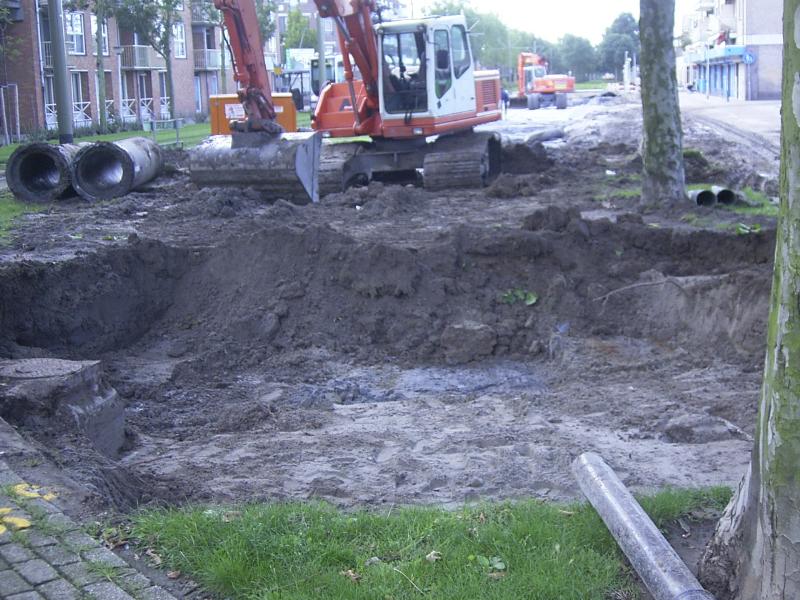 31-08-2004 het verder uitgraven van de grond waar de noord/zuid verbinding moet komen.