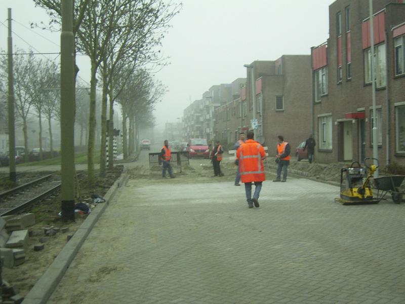 06-12-2004 het straatwerk aan de schinnenbaan gaat nu ook opschieten .