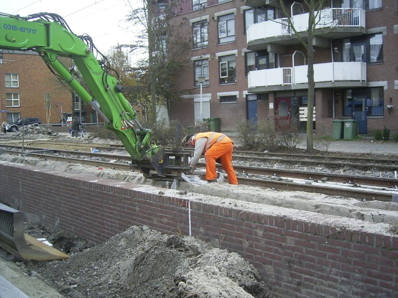 01-11-2004 de grondwerker is hier bezig tussen de tramrails.
