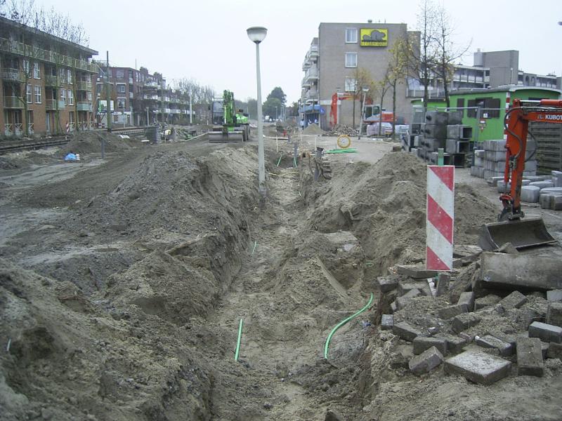 02-11-2004 de kraanmachinist heeft hier een geul gegraven voor kabels te leggen.