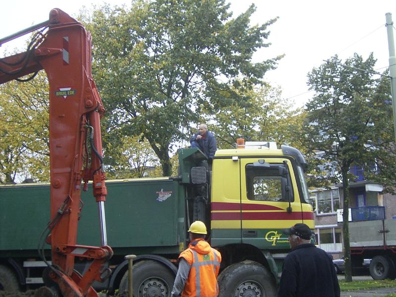 28-10-2004 hier zijn de mensen een wagen met grond aan het laden bij het wijkpark.
