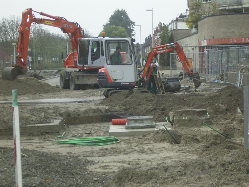 02-11-2004 de kraanmachinisten zijn hier bezig om een geul te graven voor kabels te leggen.