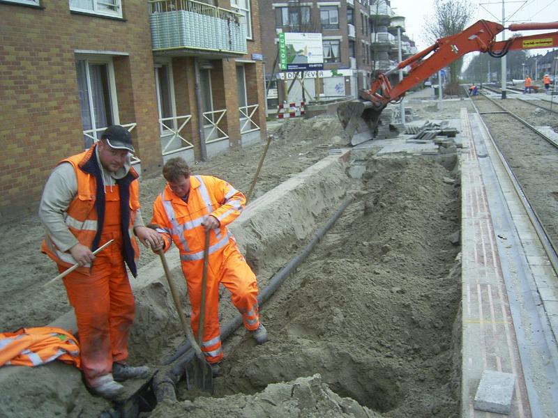 01-12-2004 de grondwerkers zijn aan de rhijnauwensingel bij de tramhalte(perron) aan het werk.