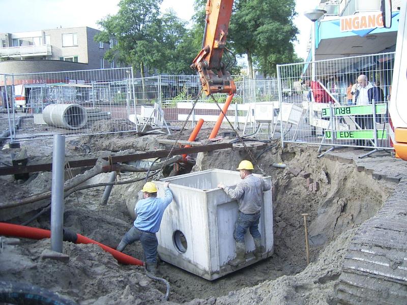 24-09-2004 de grondwerkers zijn bezig om een nieuwe kolk te plaatsen.