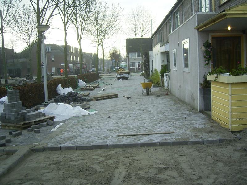 03-12-2004  het straatje aan de schinnenbaan is ook klaar met bestraten.