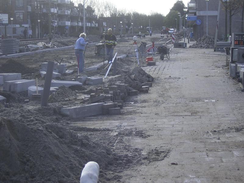 05-11-2004 de mensen zijn hier bezig stoepbanden en een op en afrit aan het aanleggen naar de parkeerplaats keverborgstraat.