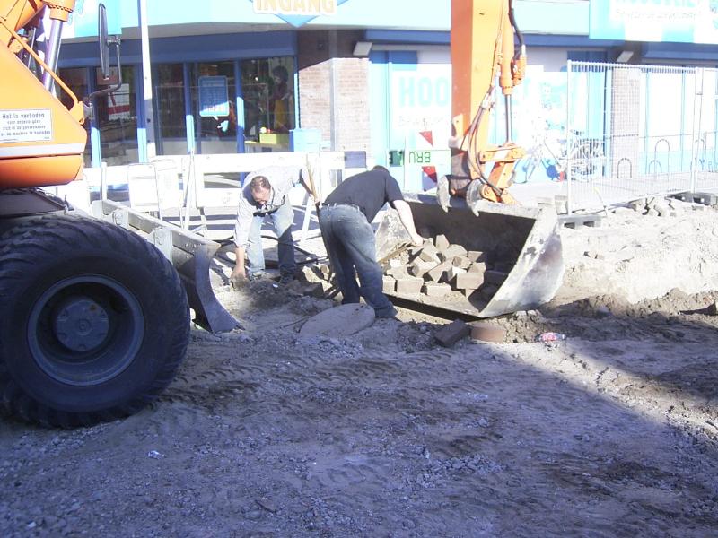 09-09-2004 de grond werkers zijn nu bezig om de stenen rondom een kolk weg te halen.