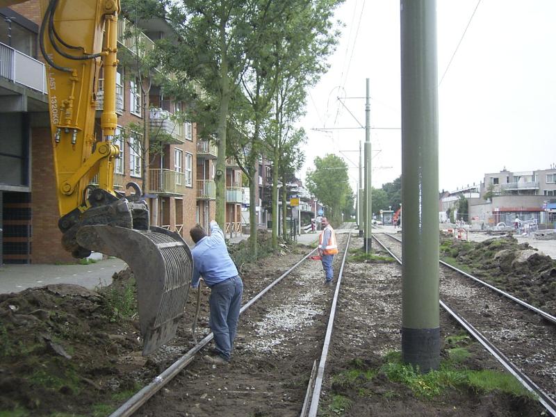 04-10-2004 hier zijn de grondwerkers bezig om de trambaan vrij te maken,voor de tramrails die er uit moet voor vervanging.