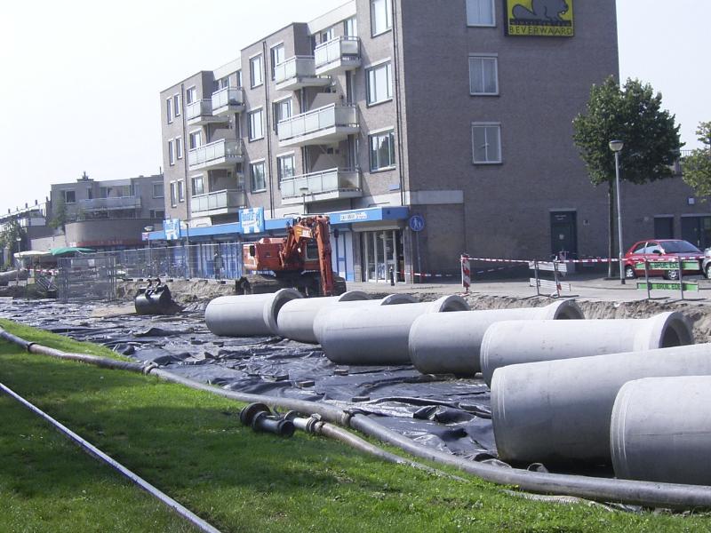 03-09-2004 en nog meer riolering pijpen die klaar liggen om geplaatst te worden voor de noord/zuid verbinding.