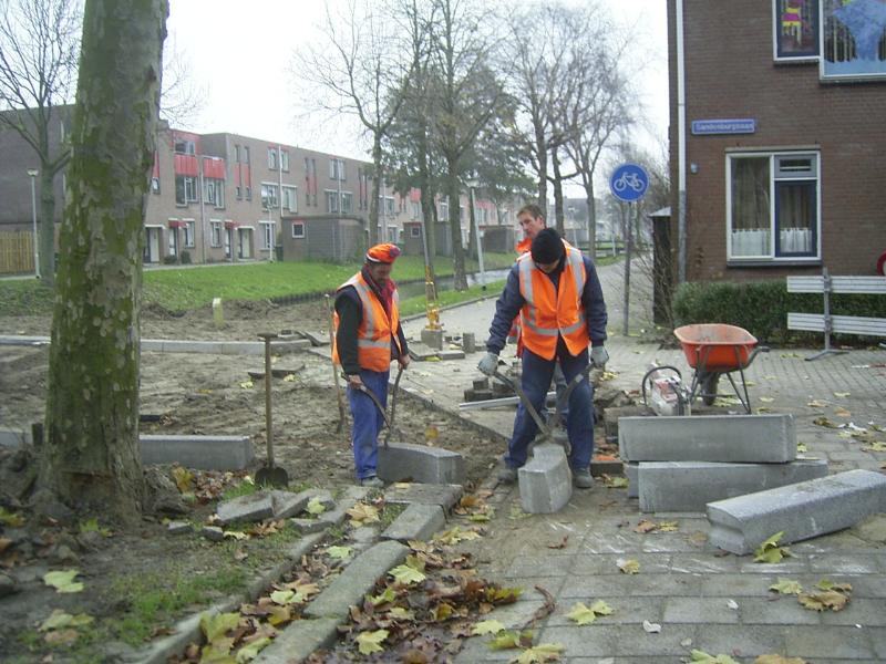 26-11-2004 de straatmakers zijn aan het bestraten aan de noord/zuid verbinding schinnenbaan/sandenburgbaan.