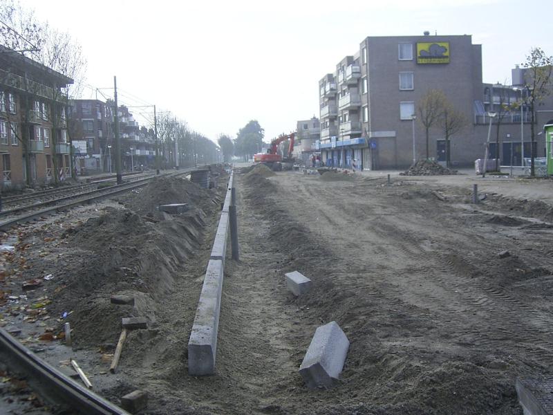 04-11-2004 de stoepbanden tot aan de schinnenbaan zijn nu neergelegen.
