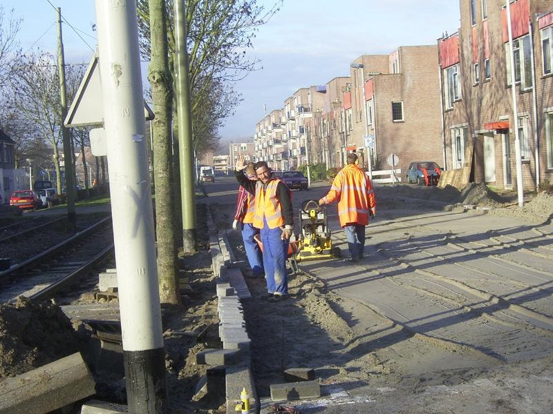 03-12-2004  de straatmakers aan de schinnenbaan zijn ook begonnen met bestraten.