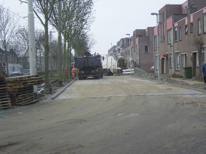 06-12-2004 de schinnenbaan is nu klaar met bestraten nu hebben ze de oversteek naar de keverborgstraat open gemaakt  .