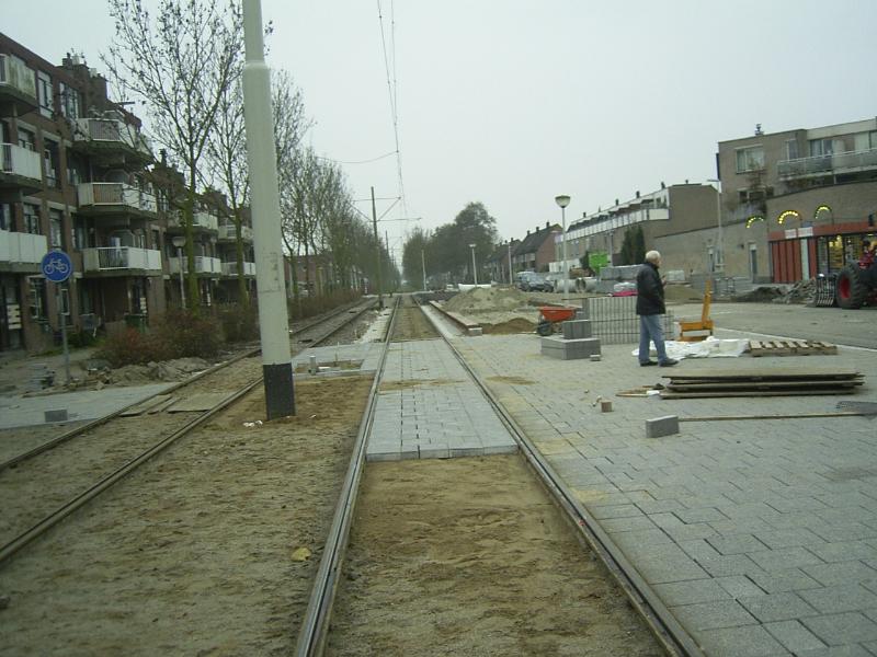 01-12-2004 de bestrating tussen de tramrails gaat nu ook opschieten.
