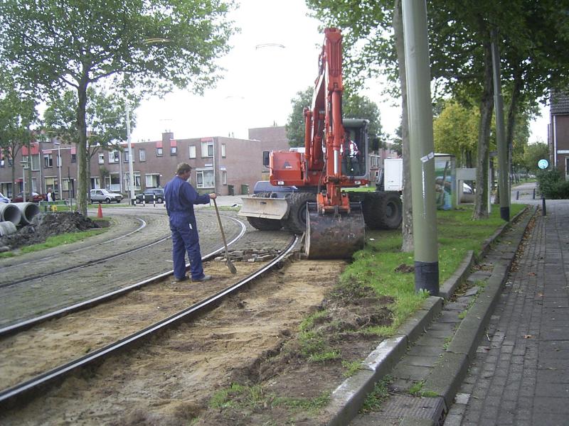 05-10-2004 hier zijn de mensen de stenen tussen de tramrails weg aan het halen zodat de rails kan worden vervangen.