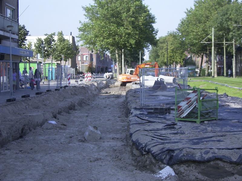 03-09-2004 de geul waar de riolering pijpen moet komen is nu gegraven.