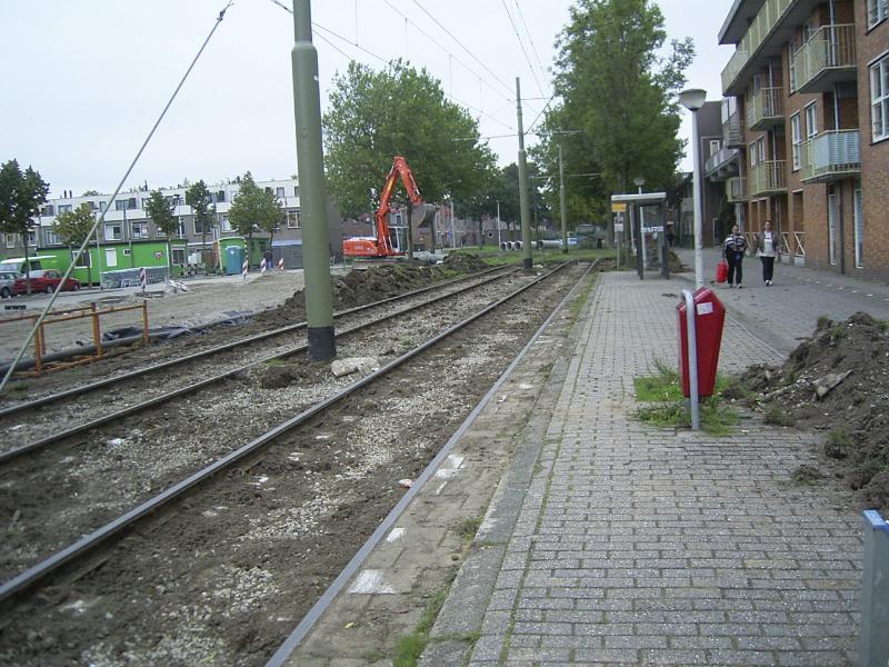 28-09-2004 de tramrails is nu bijna vrij gemaakt de tramrails gaat er binnenkort uit voor vervanging.het hele gedeelte vanaf de schinnebaan-tot de canneburgstraat.