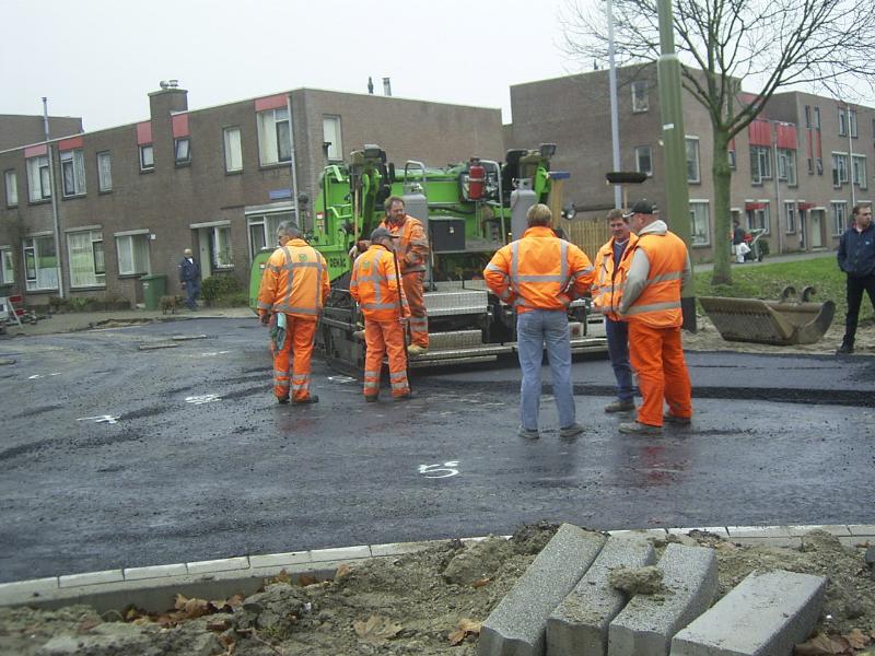 29-11-2004 het asfalteren en andere werkzaamheden. van de noord/zuid verbinding schinnenbaan/sandenburgbaan en rhijnauwensingel.