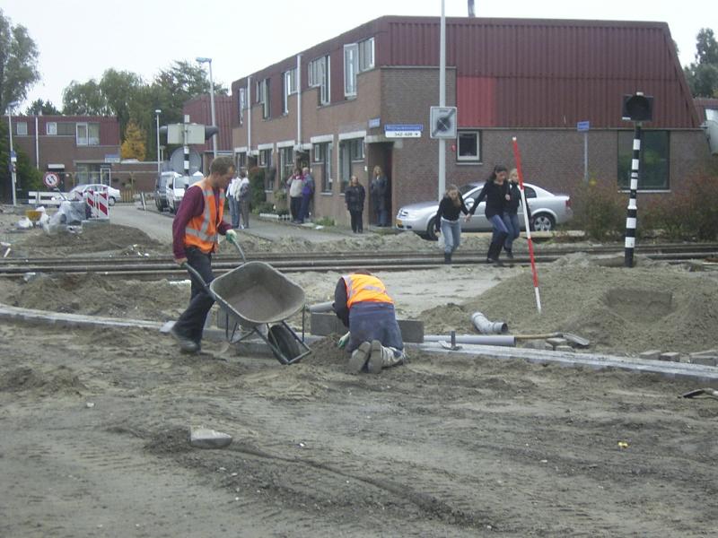 23-10-2004 de straatmakers zijn banden en de stoepranden voor de noord/zuid verbinding aan het aanleggen bij de oversteek cannenburchstraat.