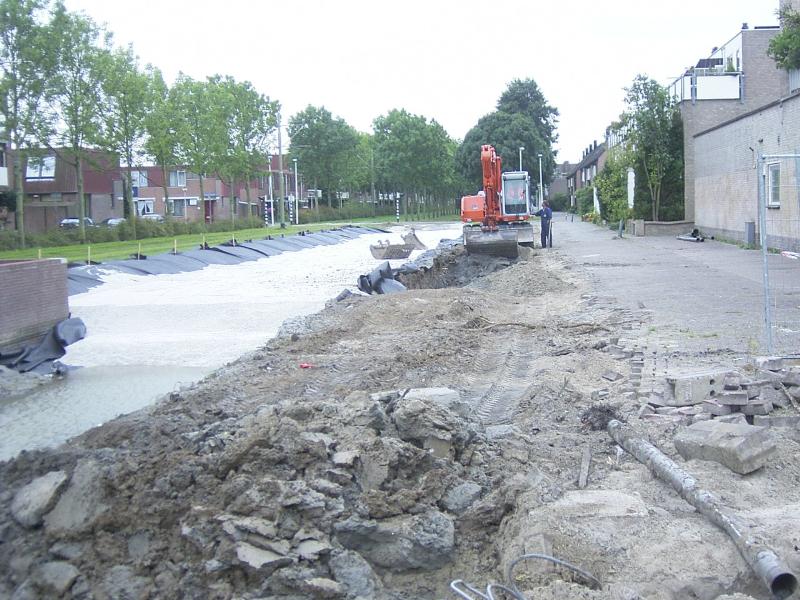 18-09-2004 de kraanmachinist is al bezig met een geul te graven waar de rioleringspijpen in gaan.