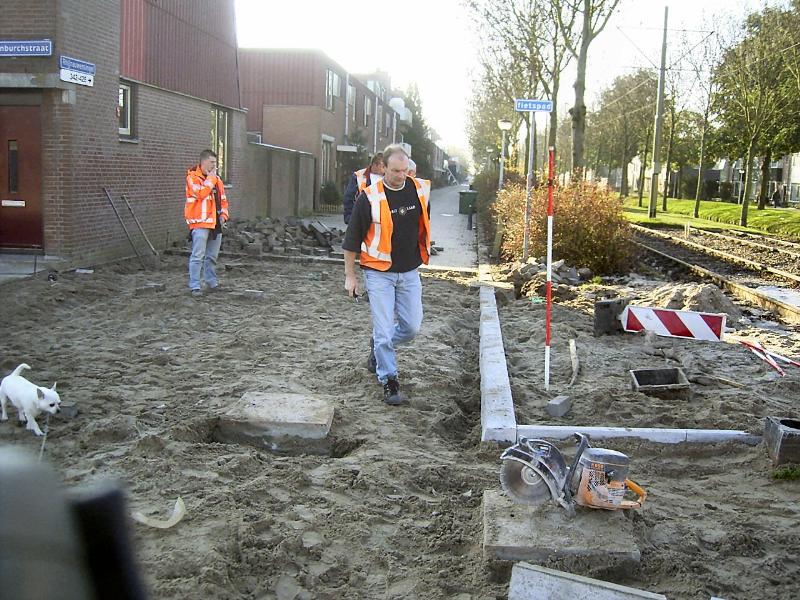 09-11-2004 de straten makers aan de cannenburchstraat zijn druk bezig om de straat van de week af te krijgen met bestraten.