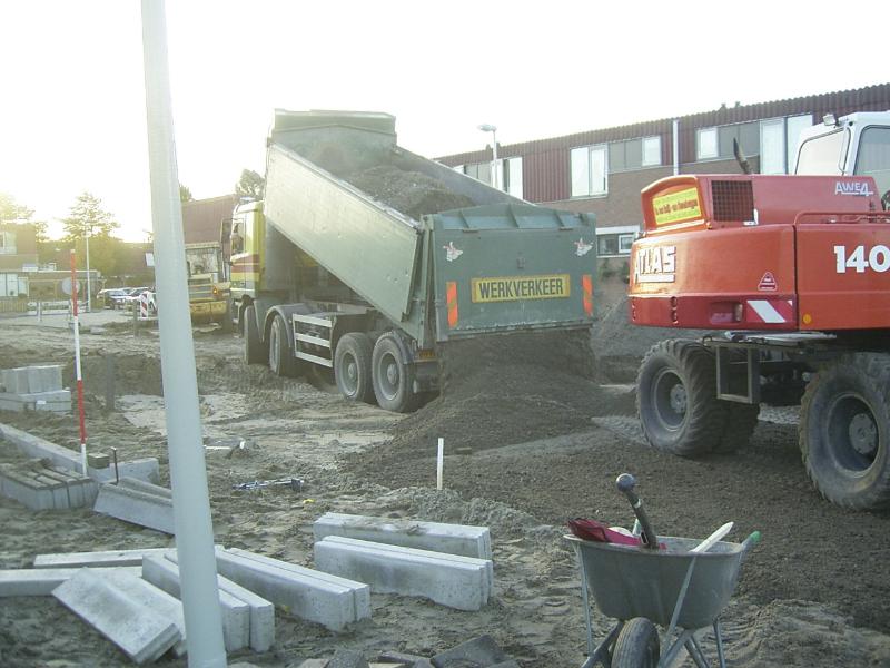 21-10-2004 veel werkzaamheden bij  de cannenburgstraat
o/a het lossen van zand de bestrating aanleggen.