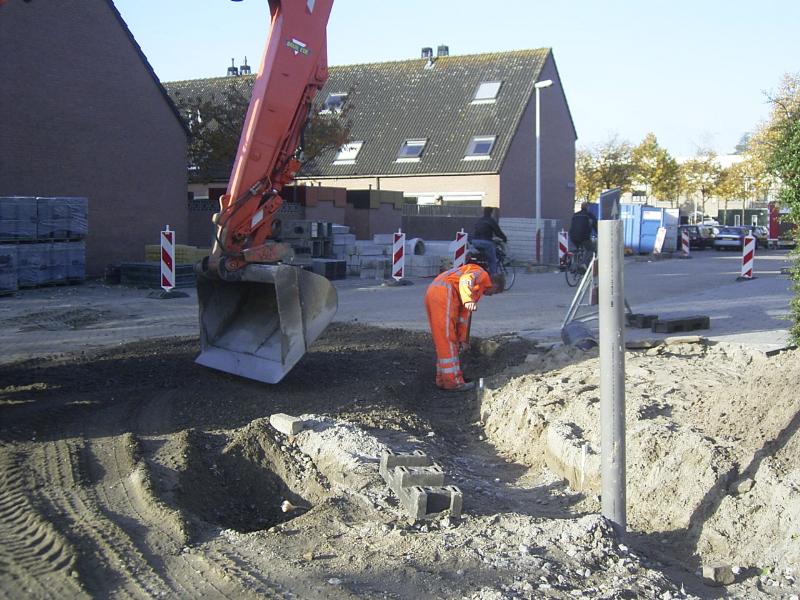 22-10-2004 zijn ook al bezig met de aansluiting te maken van de noord/zuid verbinding naar de fleringestraat.